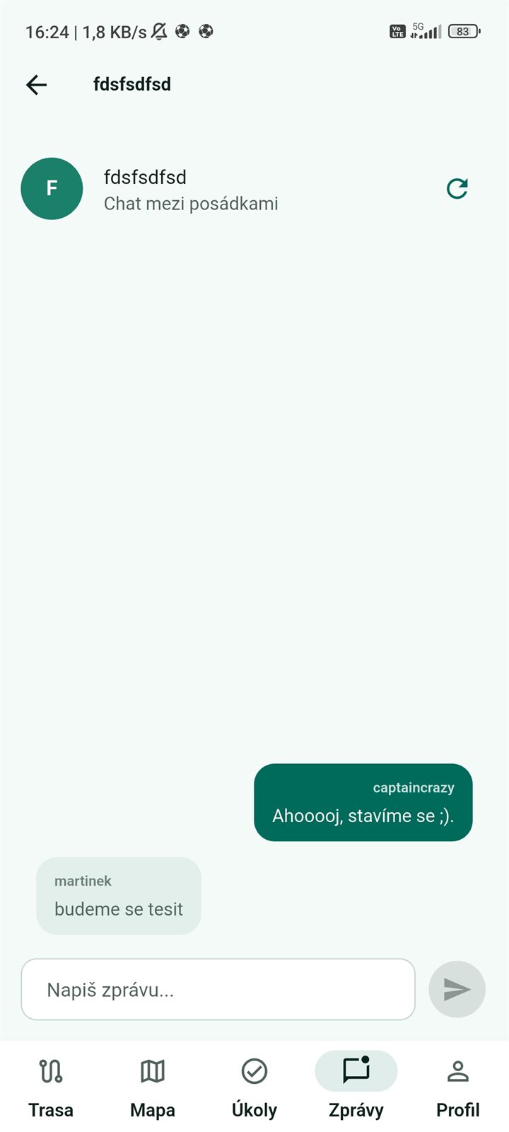 Chat s příchozí i odchozí zprávou mezi posádkami