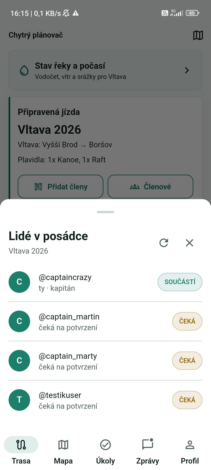 Seznam členů posádky se stavem účasti a čekajícími pozvánkami