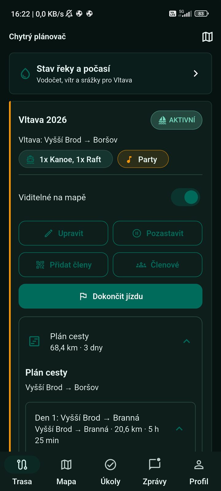 Aktivní jízda v tmavém režimu s viditelností na mapě a plánem cesty