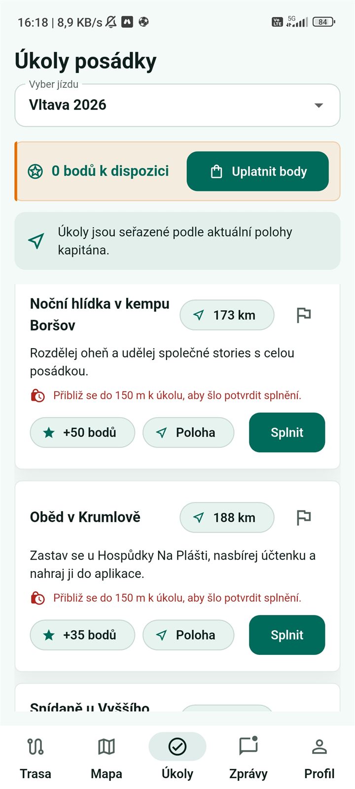 Seznam úkolů posádky s body, vzdáleností a tlačítkem splnit